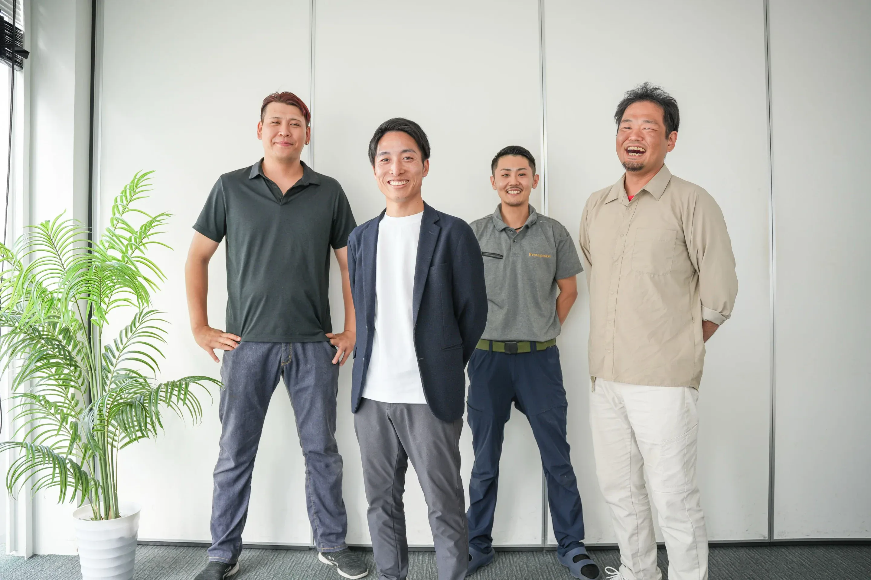 笑顔で並ぶ4人のスタッフ