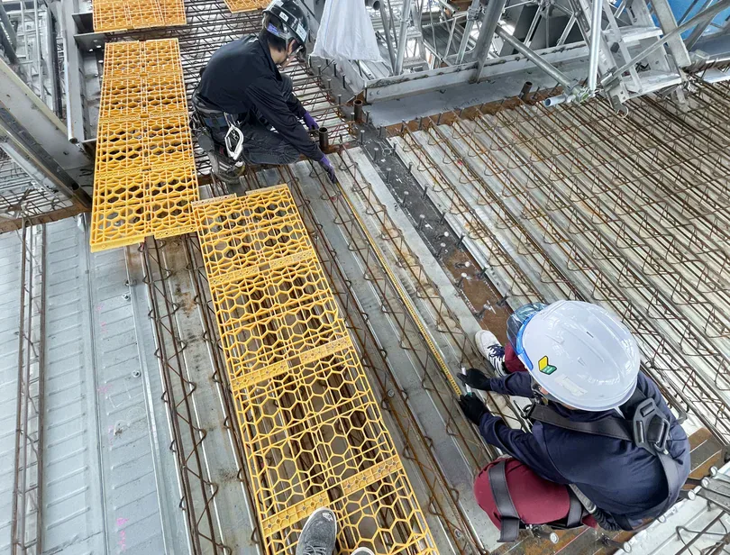 現場で作業するスタッフの様子