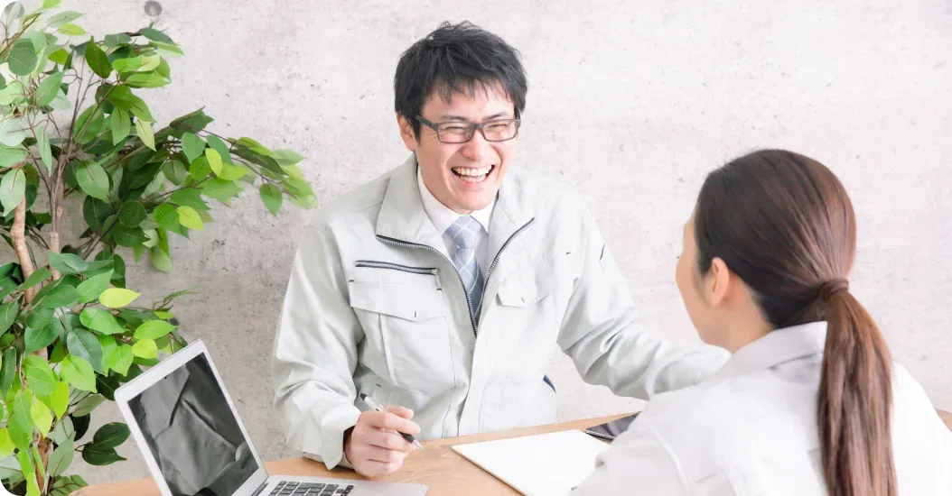 お客様と笑顔で話すスタッフ