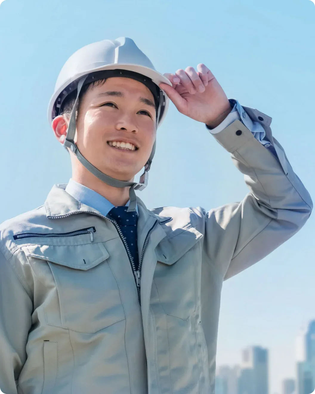 ヘルメットを着用して笑顔のスタッフ